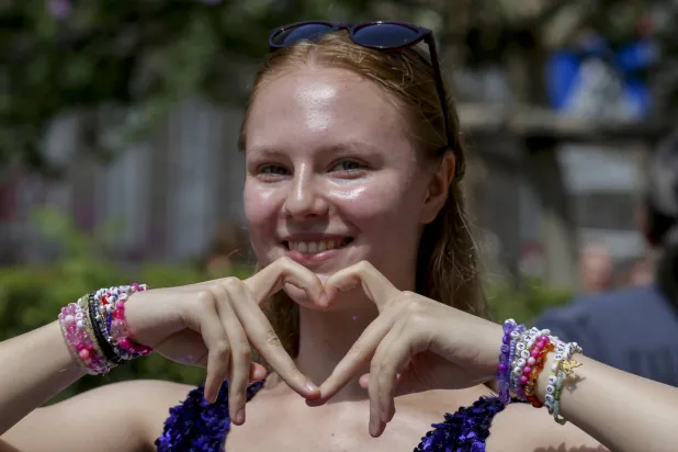 نورا البالغة من العمر 17 عاماً من بودابست تقف في فيينا يوم الجمعة 9 أغسطس 2024 وقد ألغى المنظمون 3 حفلات لتايلور سويفت في الملعب في فيينا هذا الأسبوع يوم الأربعاء بعد أن أعلن المسؤولون اعتقالات بسبب مؤامرة واضحة لشن هجوم على حدث في منطقة فيينا مثل الحفلات الموسيقية (أ.ب)