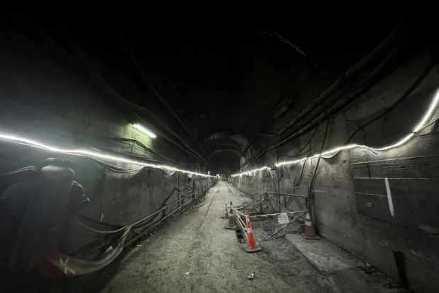 نفق بمنجم النحاس «كوديلكو إل تينينتي» بالقرب من رانكاغوا في تشيلي (رويترز)