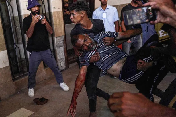 نقل أحد ضحايا القصف الإسرائيلي إلى مستشفى ناصر في خان يونس بجنوب قطاع غزة (أ.ف.ب)