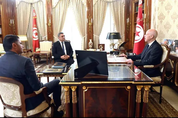 اجتماع جديد بين الرئيس التونسي قيس سعيد ووزير الداخلية وكاتب الدولة للأمن أسفر عن توجيه اتهامات خطيرة لبعض المشاركين في الانتخابات الرئاسية (موقع الرئاسة التونسية)