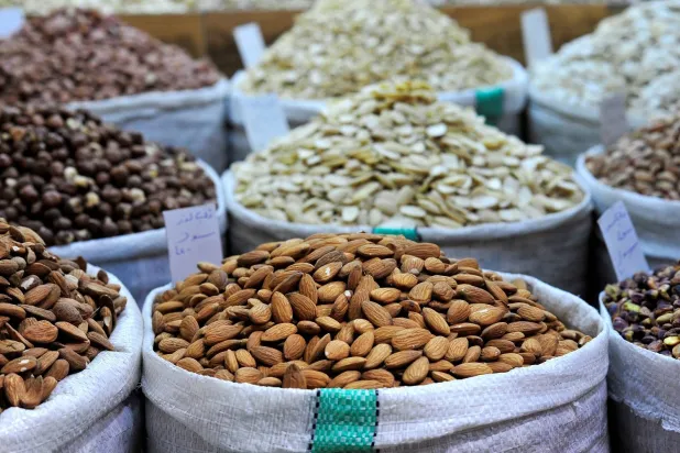 أظهرت الأبحاث الجديدة أنه يمكن للمكسرات أن تكون في الواقع جزءاً مهماً من النظام الغذائي لفقدان الوزن (رويترز)