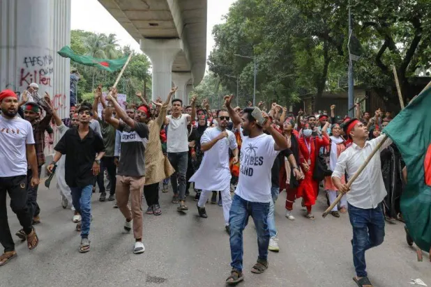 من التظاهرات الاحتجاجية التي غيرت المعادلة السياسية في بنغلاديش (غيتي)