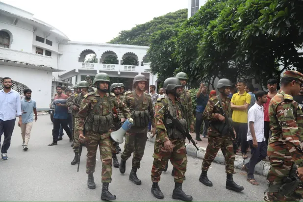 Dakka'daki Yüksek Mahkeme binasını koruyan askerler (AP)