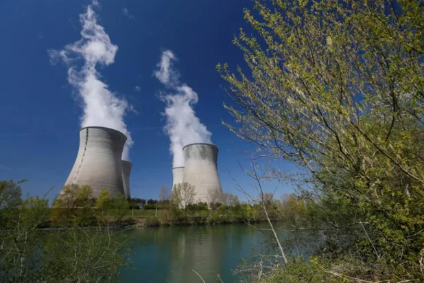 محطة للطاقة النووية بالقرب من مدينة ليون الفرنسية (رويترز)