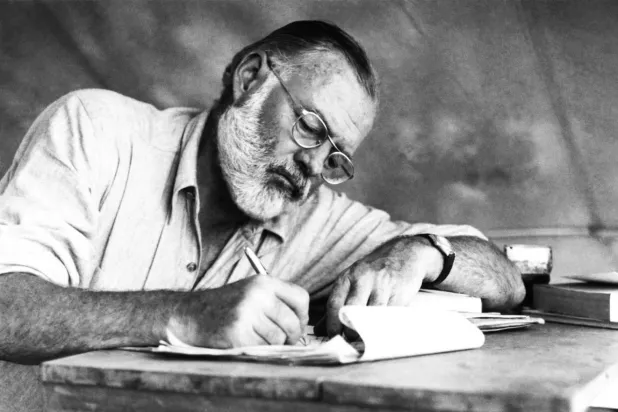 همنغواي في مكتبه