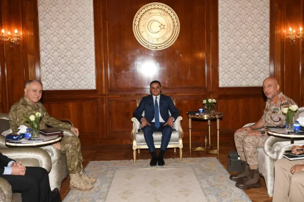 UBH Başbakanı Abdulhamid ed-Dibeybe ile Genelkurmay Başkanı Orgeneral Metin Gürak arasında daha önce yapılan bir görüşmeden (Milli Savunma Bakanlığı)