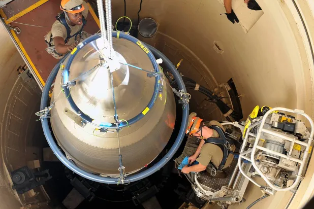 صاروخ «مينتمان 3» داخل صومعة إطلاق أرضية في قاعدة مالمستروم الجوية (صفحة القاعدة العسكرية على فيسبوك)