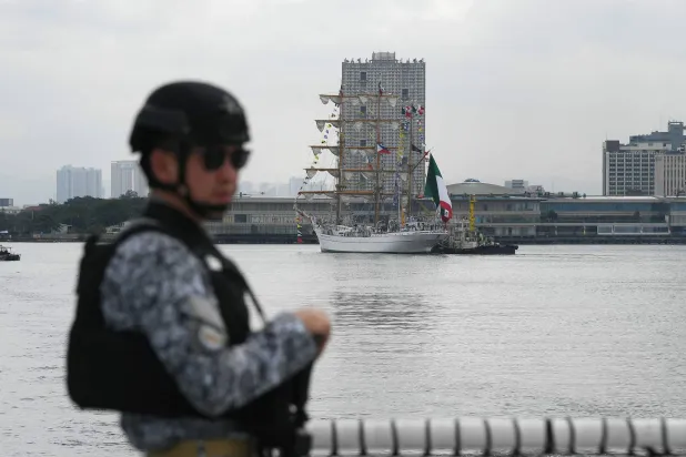جندي من حرس الحدود الفلبيني يتابع وصول سفينة مكسيكية إلى مانيلا (ا.ف.ب)
