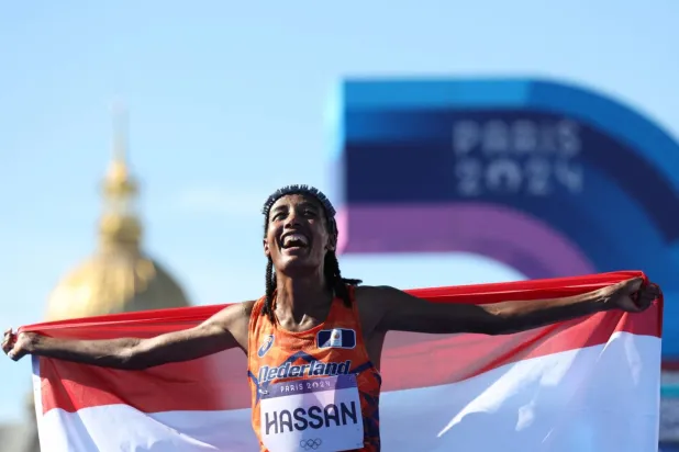 Sifan Hassan maratonda kazandığı altın madalyayı kutluyor (Reuters)