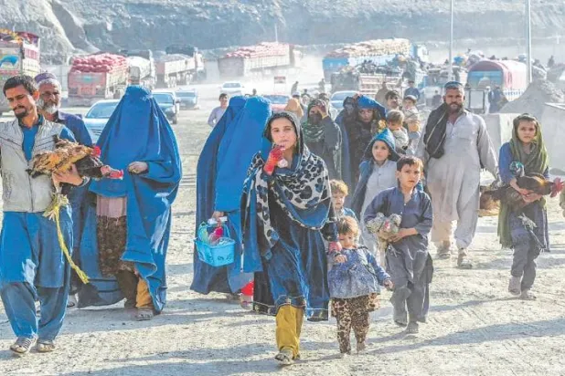 عوائل أفغانية في مخيم بالقرب من بيشاور (المنظمة الدولية للهجرة)