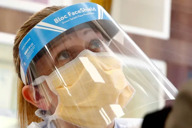 ومن المهم تحديد التبعات المحتملة للتطعيم ضد «كوفيد» في ظل التوصيات الطبية المنتشرة على نطاق واسع للحوامل بتلقي هذا اللقاح (رويترز)