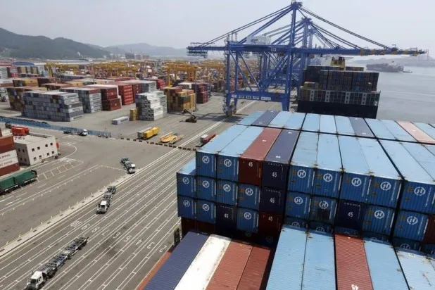 شاحنات تُستخدم لنقل حاويات في ميناء «بوسان» بكوريا الجنوبية (رويترز)