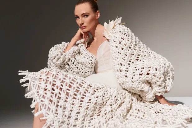 التشكيلة بعنوان تناقضات جامحة للدلالة على خطوطها المبتكرة وحرفيتها العالية (قزي وأسطا)