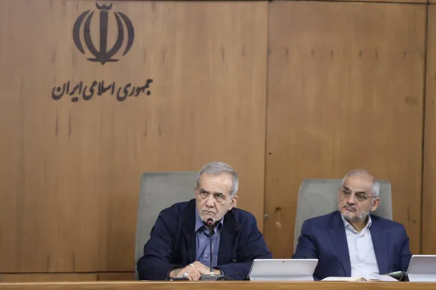 بزشكیان ورئيس مكتبه محسن حاجي ميرزايي خلال اجتماع الحكومة الأربعاء الماضي (الرئاسة الإيرانية)