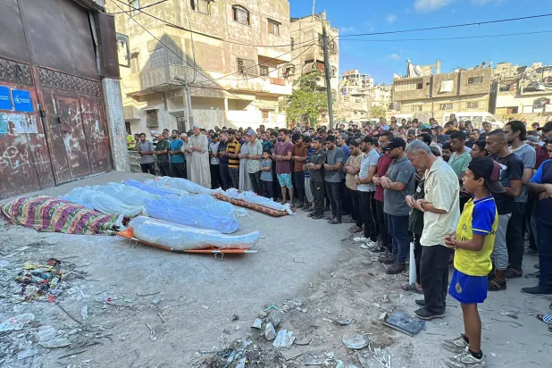 تشييع ضحايا مدرسة التابعين بمدينة غزة السبت (رويترز)