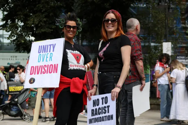 المظاهرة التي خرجت في بلفاست منحت الناس فرصة لإظهار أن المدينة ترحب بالآخرين (رويترز)