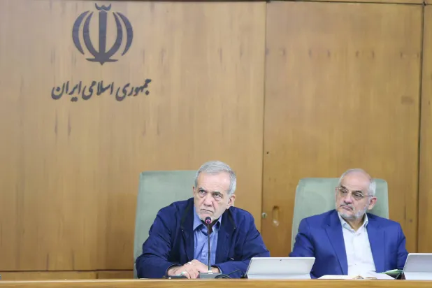 بزشكیان ورئيس مكتبه محسن حاجي ميرزايي خلال اجتماع الحكومة الأربعاء الماضي (الرئاسة الإيرانية)