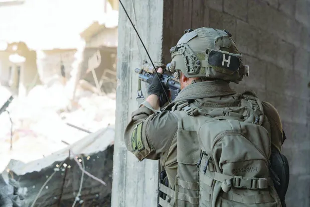 جندي إسرائيلي خلال معارك في قطاع غزة (الجيش الإسرائيلي - أ.ف.ب)