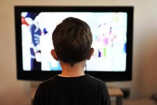 الحد من وقت استخدام الأطفال للشاشات له تأثير إيجابي على السلوك والصحة العقلية (أ.ف.ب)