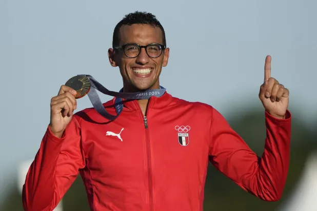 الحائز على الميدالية الذهبية المصري أحمد الجندي على منصة التتويج في أولمبياد باريس  10أغسطس 2024 (أ.ب)