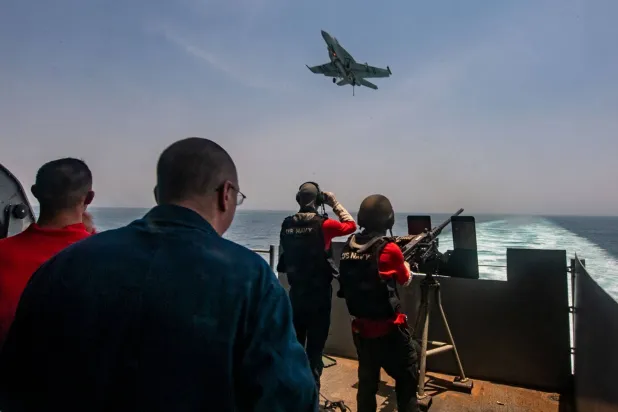 بحَّارة خلال تدريبات على متن حاملة الطائرات «يو إس إس ثيودور روزفلت» من فئة «نيميتز» في منطقة عمليات الأسطول الخامس الأميركي 26 يوليو الماضي (البحرية الأميركية)