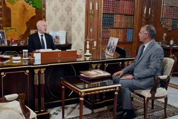 قيس سعيد يلتقي رئيس الحكومة الجديد كمال المدوري ويأمره بتنفيذ القانون بحزم (موقع رئاسة الجمهورية التونسية)