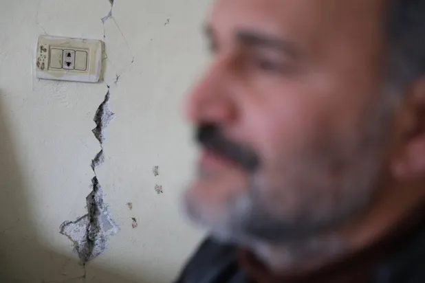 أرشيفية لتشققات ناجمة عن زلزال سابق في شمال غربي سوريا (الشرق الأوسط)
