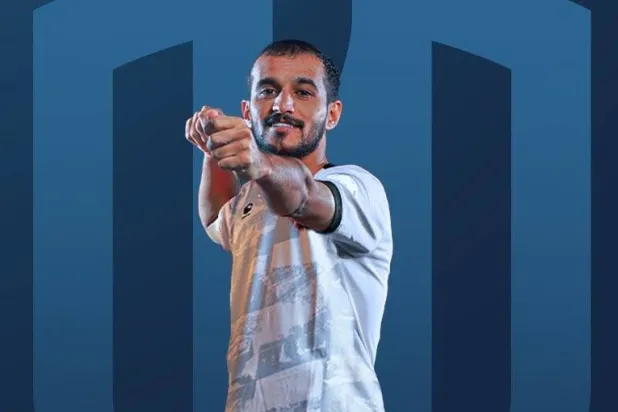 صالح آل عباس في صورة بثها نادي الأخدود عقب التوقيع معه (الأخدود)