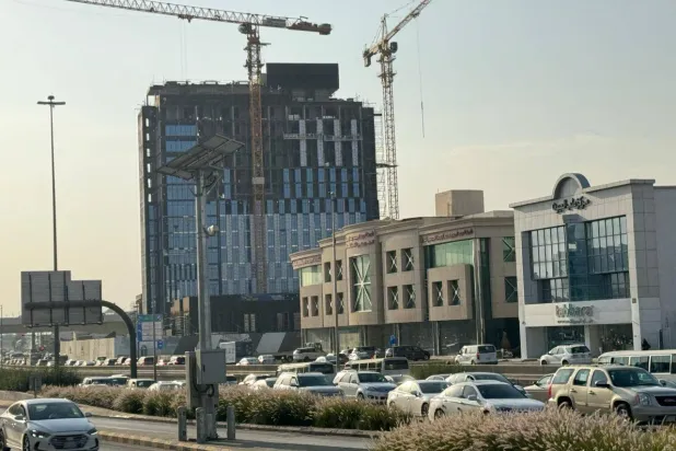 زحمة سير في أحد شوارع الرياض (الشرق الأوسط)