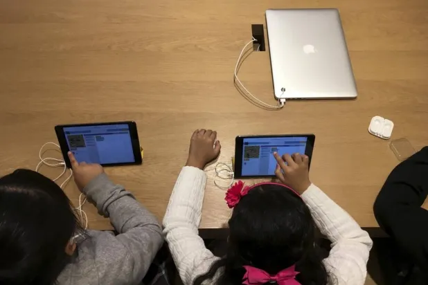 استخدام الأطفال للأجهزة اللوحية في سن ثلاث سنوات ونصف كان مرتبطاً بعدد أكبر من تعبيرات الغضب (رويترز)