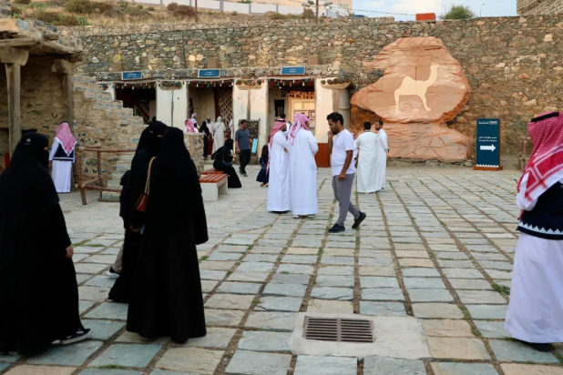 The event features sound and light shows on the palace facade, which draw enthusiasts of all ages. - SPA