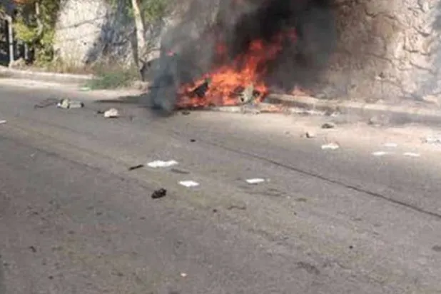 أفادت وسائل إعلام لبنانية باستهداف مسيّرةٍ سيارةً بين بلدتي برعشيت وبيت ياحون في قضاء بنت جبيل بجنوب لبنان (متداولة)