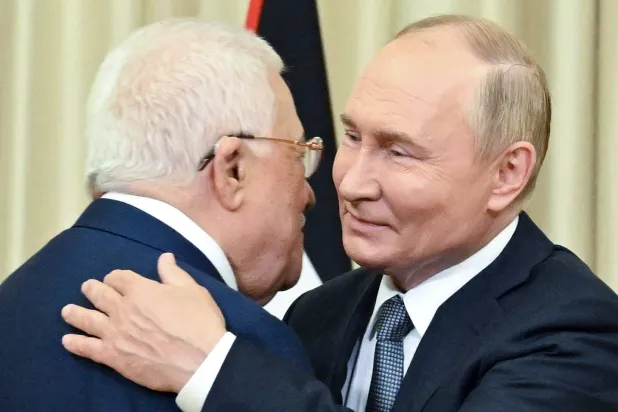 الرئيس الروسي مرحباً بنظيره الفلسطيني في نوفو أوغاريفا الثلاثاء (الكرملين - د.ب.أ)