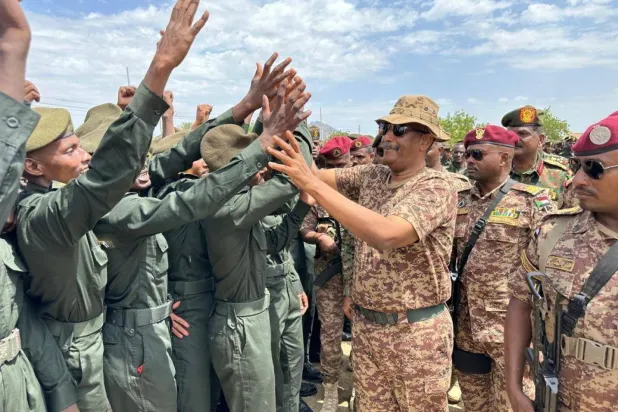 Sudan Ordu Komutanı Orgeneral Abdulfettah el-Burhan, Cubeyt Askeri Üssü’nde askerî öğrenciler için düzenlenen mezuniyet töreninde öğrencileri selamlıyor. (arşiv - Reuters)