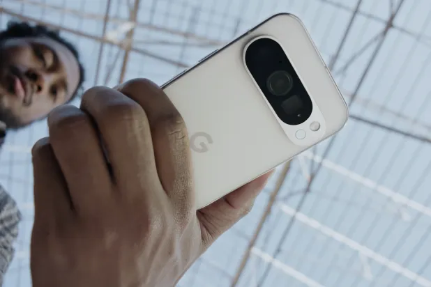 بدأت سلسلة هواتف بيكسل من «غوغل» في عام 2016، مع التركيز على تقديم تجربة «آندرويد» نقية وكاميرات متفوقة (غوغل)