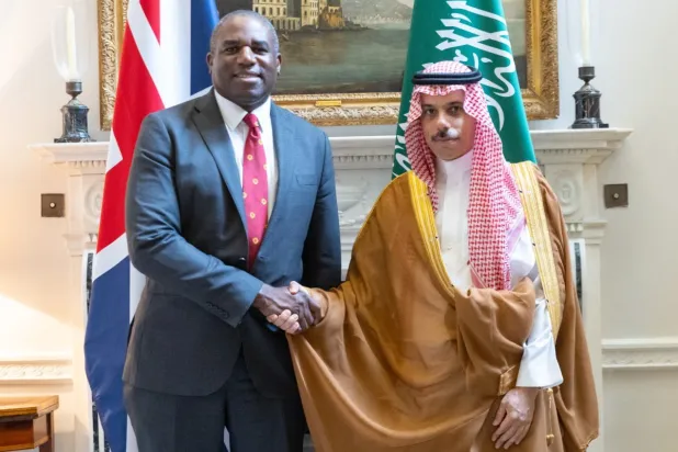 وزير الخارجية البريطاني ديفيد لامي مستقبلاً نظيره السعودي الأمير فيصل بن فرحان في لندن (واس)