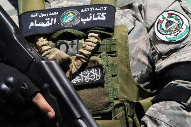 مقاتل من «كتائب القسّام» في حركة «حماس» بجنوب لبنان يوم 10 أغسطس الحالي (أ.ف.ب)