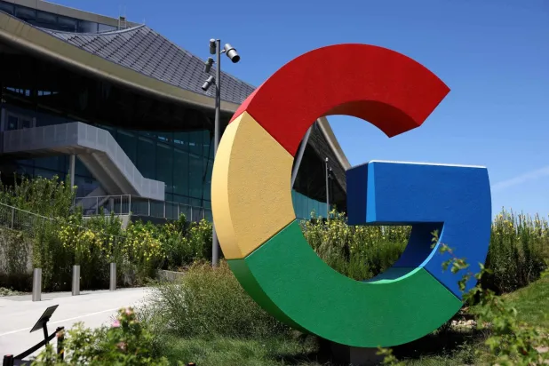 Mountain View, Kaliforniya'daki Made by Google etkinliği sırasında şirketin genel merkezinin önündeki Google logosu (AFP)