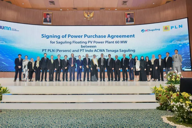 صورة جماعية لممثلي الشركتين بعد توقيع الاتفاقية (الشرق الأوسط)