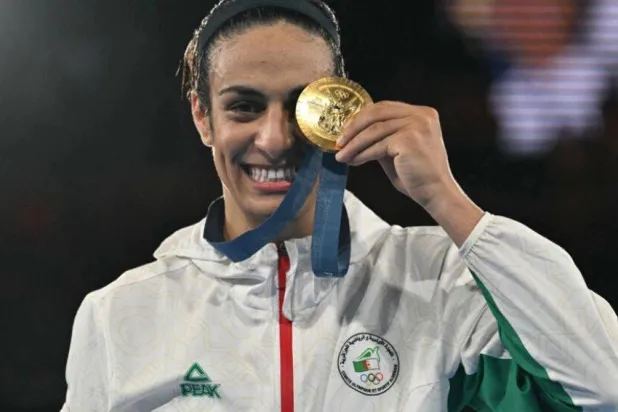 الملاكمة الجزائرية إيمان خليف عند فوزها بالميدالية الذهبية