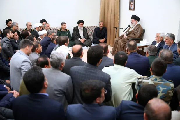 محمد رضا عارف نائب الرئيس الإيراني وعباس صالحي مرشح وزارة الثقافة جالسان على يسار المرشد الإيراني لدى استقباله مسؤولين (موقع خامنئي)