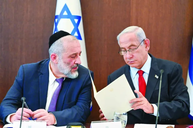 آرييه درعي (يسار) ونتنياهو (أرشيفية - د.ب.أ)