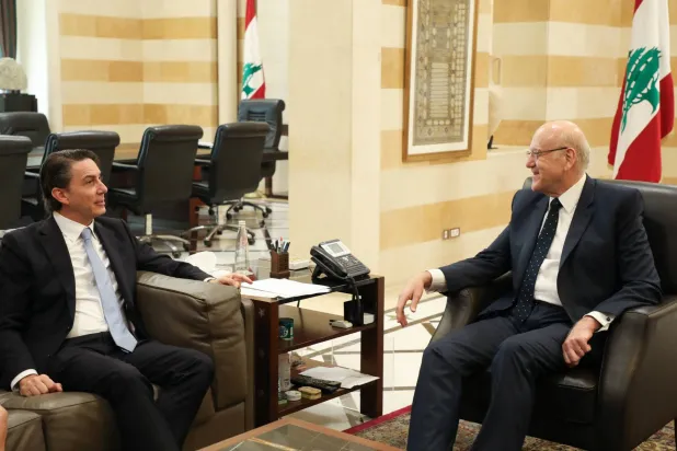 المبعوث الأميركي آموس هوكستين مجتمعاً مع رئيس حكومة تصريف الأعمال نجيب ميقاتي (رويترز)