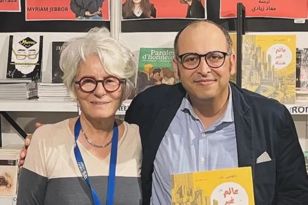 معاذ زيادي وناشرته (الشرق الأوسط)