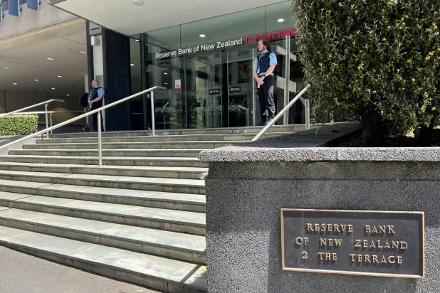 مدخل بنك الاحتياطي النيوزيلندي في ويلينغتون (رويترز)