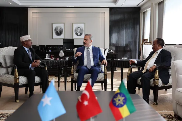 وزير الدفاع التركي خلال لقاء مع نظيريه الصومالي والإثيوبي في ختام جولة المفاوضات الثانية في أنقرة الثلاثاء (الخارجية التركية)