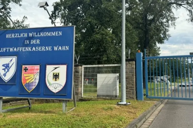 صورة عند مدخل قاعدة كولونيا الجوية الألمانية بجوار مطار كولونيا 14 أغسطس 2024 (رويترز)