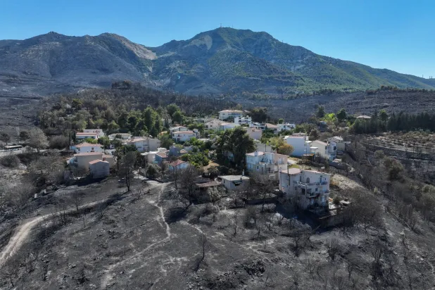 تظهر صورة التقطتها طائرة من دون طيار منطقة غابات محترقة بعد حريق غابات في رابينتوسا بالقرب من أثينا باليونان... 13 أغسطس 2024 (رويترز)