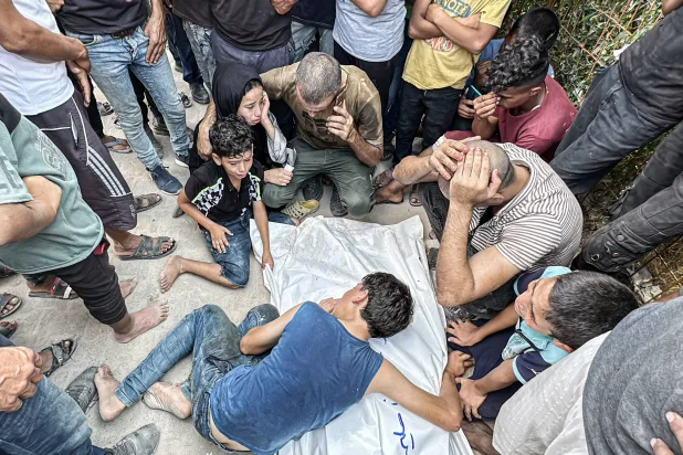 أقارب قتلى فلسطينيين قضوا في هجمات إسرائيلية خلال تشييعهم أمام مشرحة مستشفى ناصر بخان يونس جنوب قطاع غزة الأربعاء (د.ب.أ)