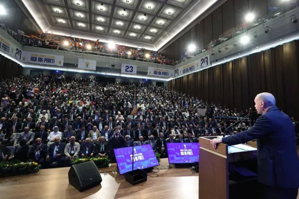 إردوغان انتقد المعارضة أثناء إلقاء خطاب خلال الاحتفال بالذكرى 23 لتأسيس حزب العدالة والتنمية الحاكم في أنقرة الأربعاء (الرئاسة التركية)